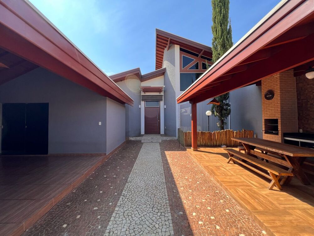 Casa à venda com 3 quartos, 185m² - Foto 1