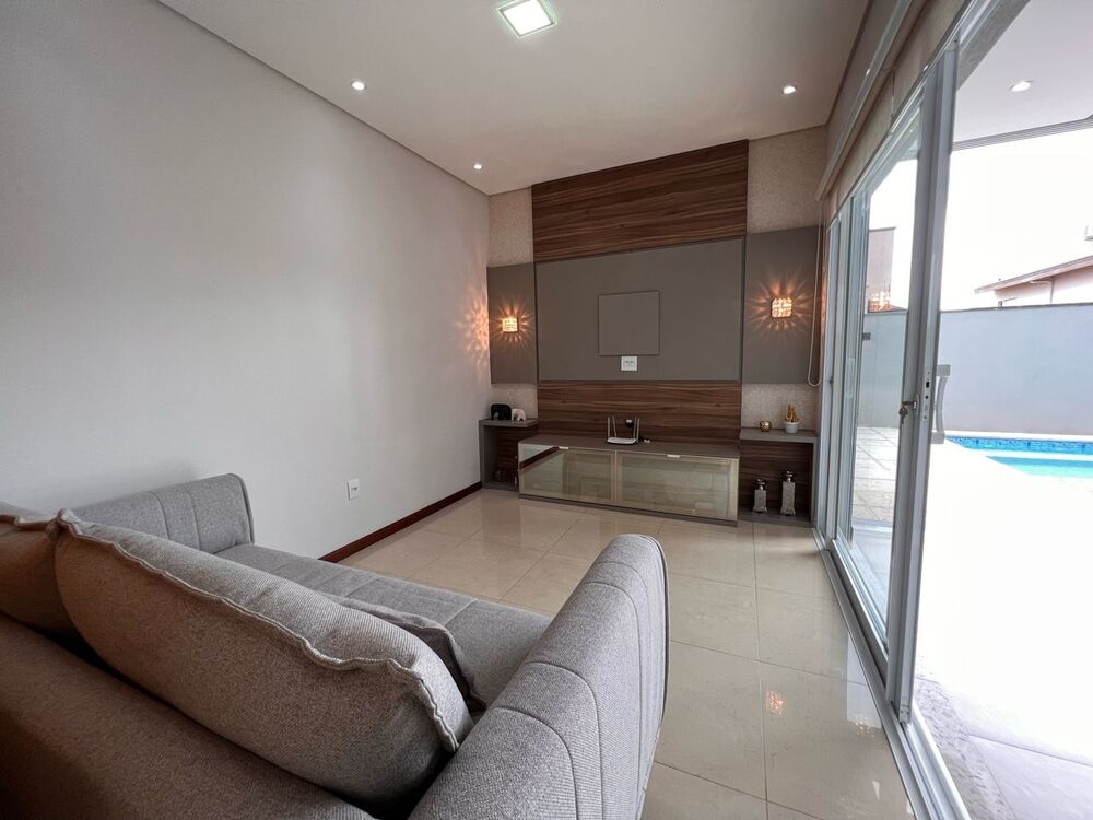 Casa à venda com 3 quartos, 259m² - Foto 1