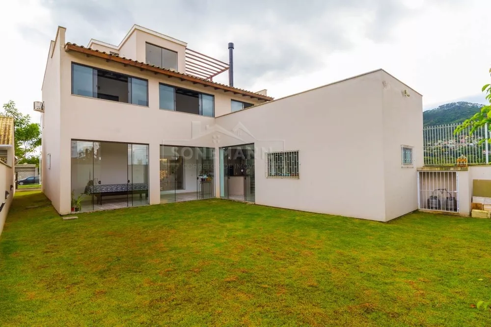 Casa à venda com 4 quartos, 416m² - Foto 1