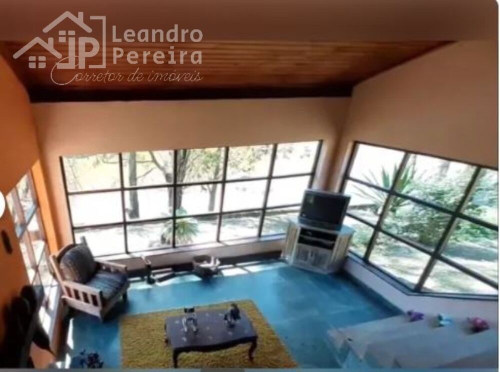Casa à venda com 6 quartos, 1m² - Foto 4
