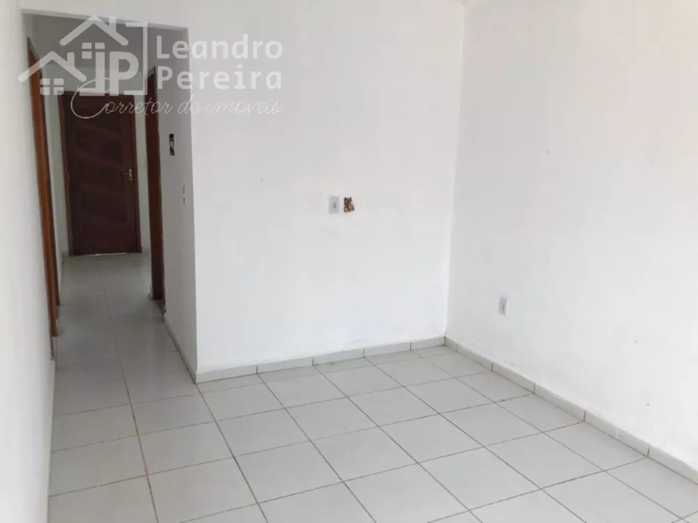 Casa à venda com 2 quartos, 60m² - Foto 2