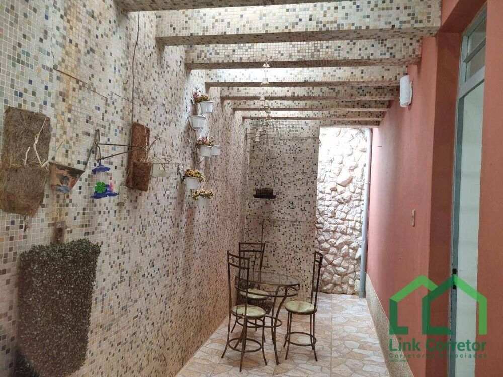 Casa à venda com 6 quartos, 300m² - Foto 2