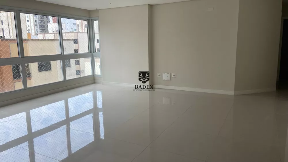 Apartamento à venda com 4 quartos, 142m² - Foto 2