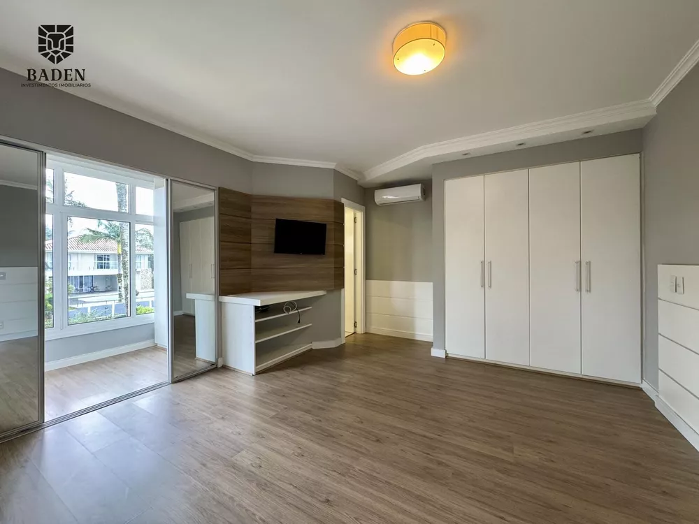 Casa, 3 quartos, 215 m² - Foto 1