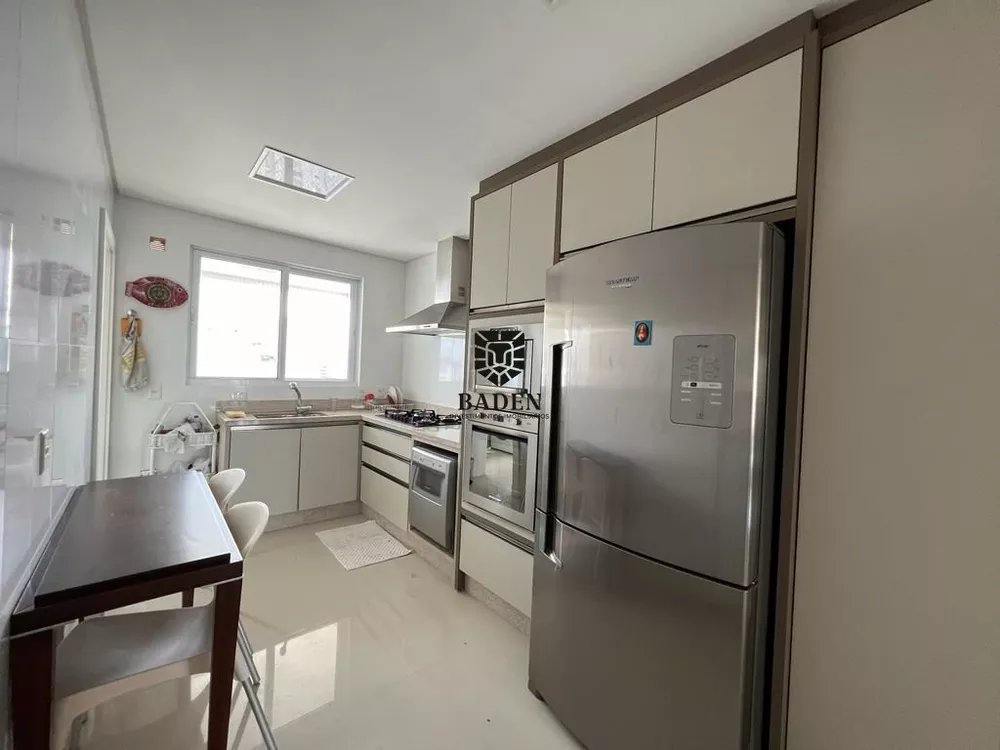 Apartamento para alugar com 3 quartos, 250m² - Foto 5