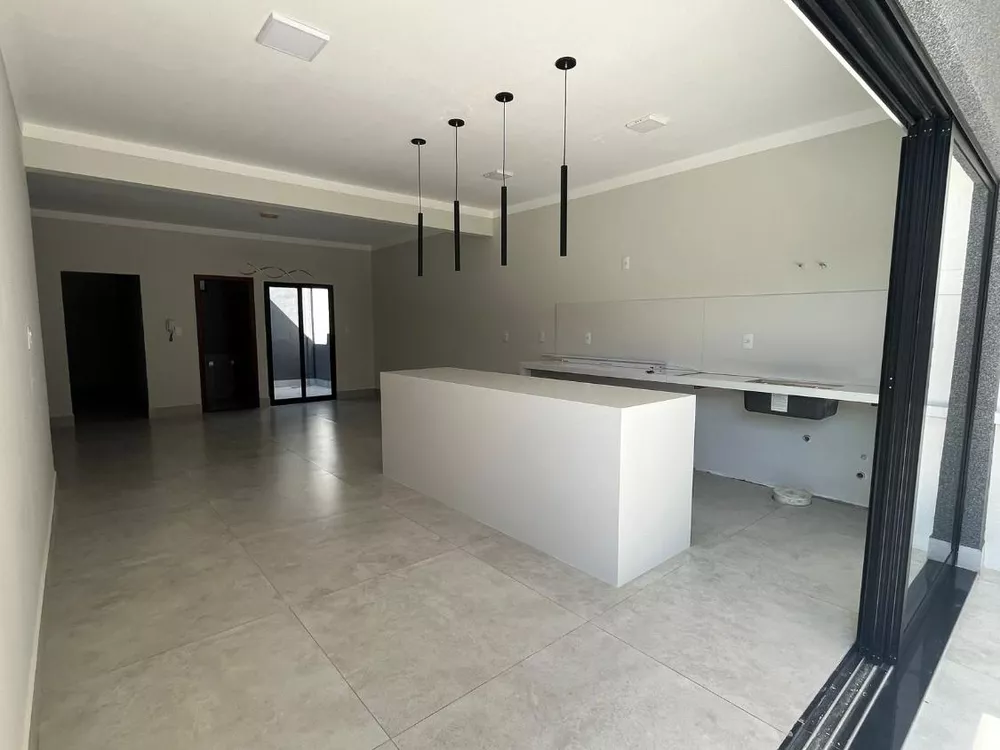 Casa à venda com 4 quartos, 223m² - Foto 2