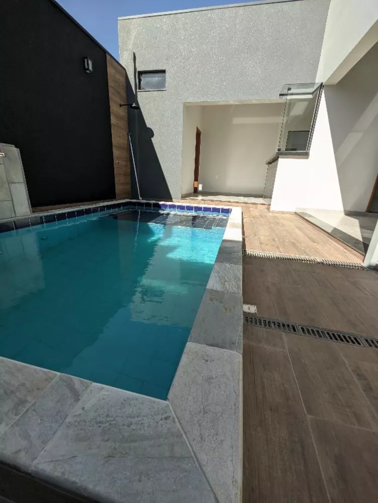 Casa à venda com 3 quartos, 167m² - Foto 1