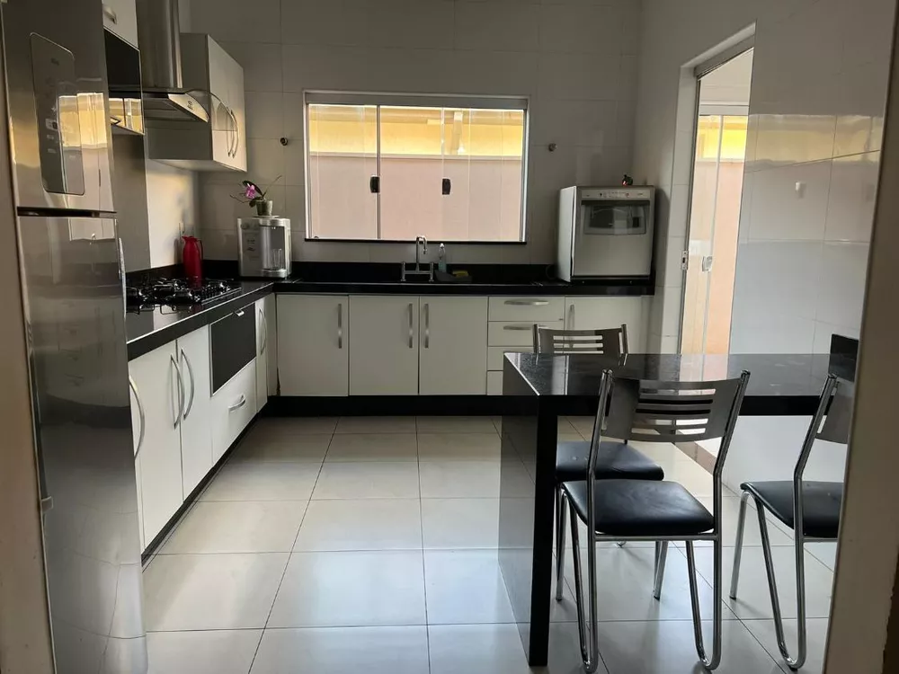 Casa, 3 quartos, 238 m² - Foto 2
