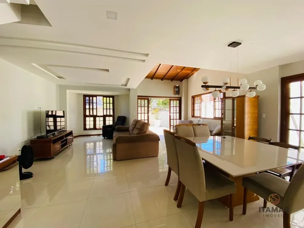 Casa, 6 quartos, 215 m² - Foto 2