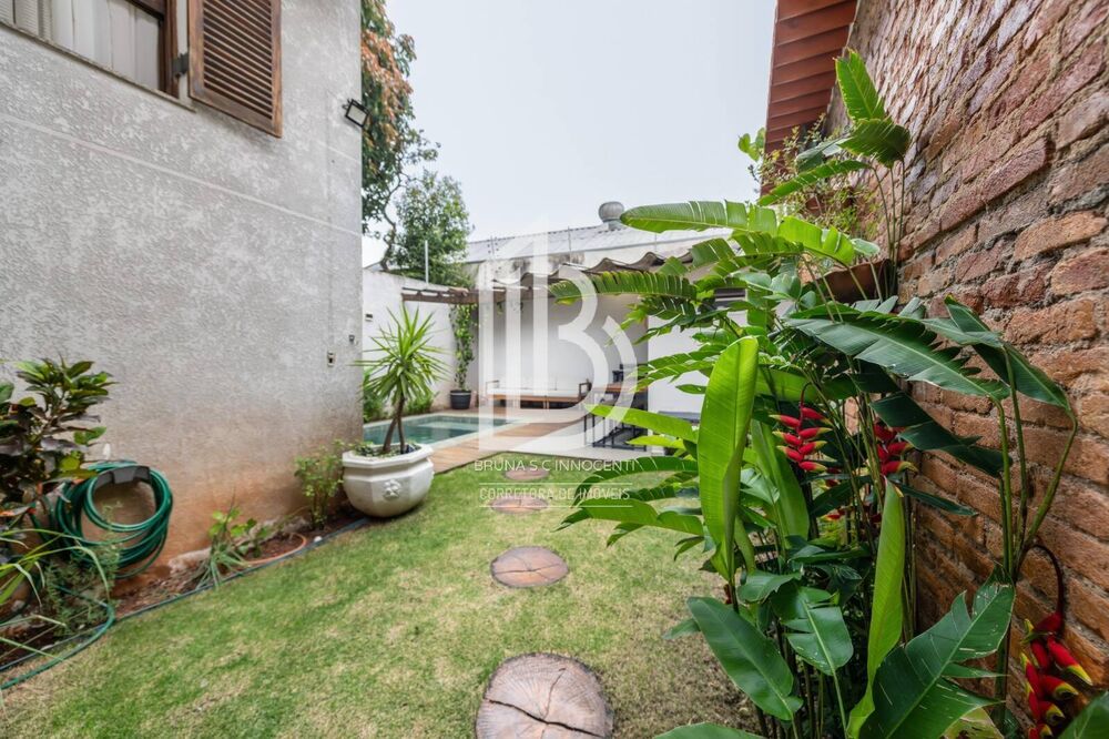 Casa à venda com 4 quartos, 250m² - Foto 1