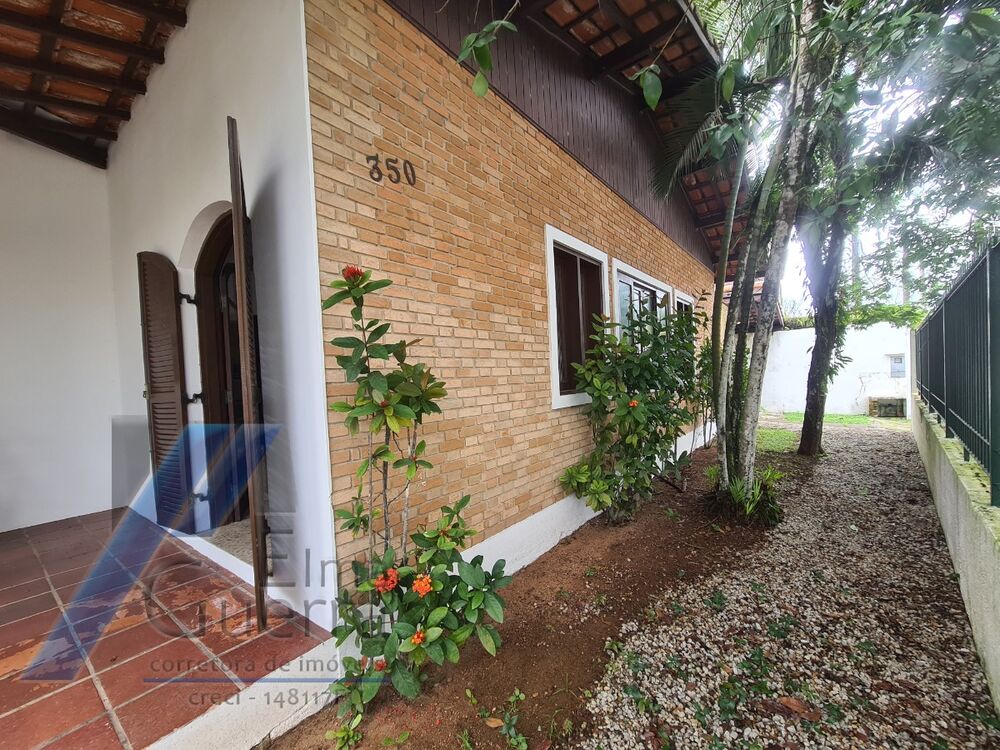 Casa à venda com 3 quartos, 213m² - Foto 1