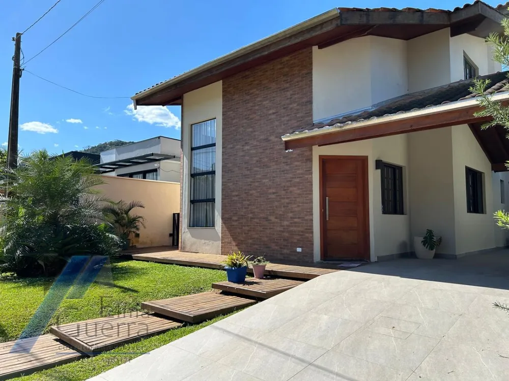 Casa, 4 quartos, 195 m² - Foto 1
