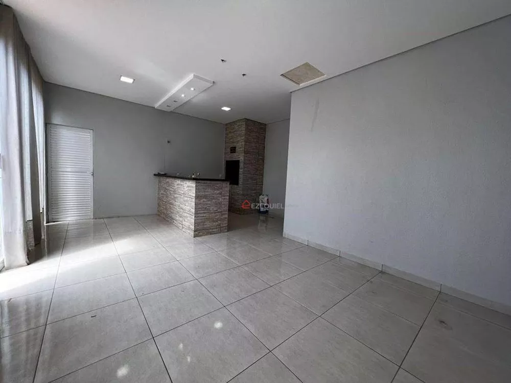 Casa à venda com 2 quartos, 145m² - Foto 2