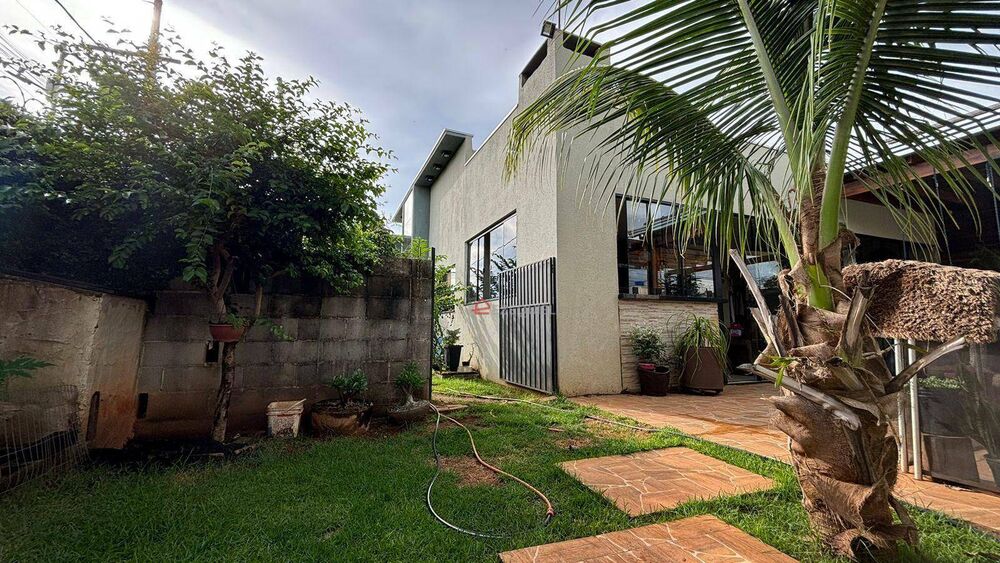 Casa à venda com 3 quartos, 210m² - Foto 2