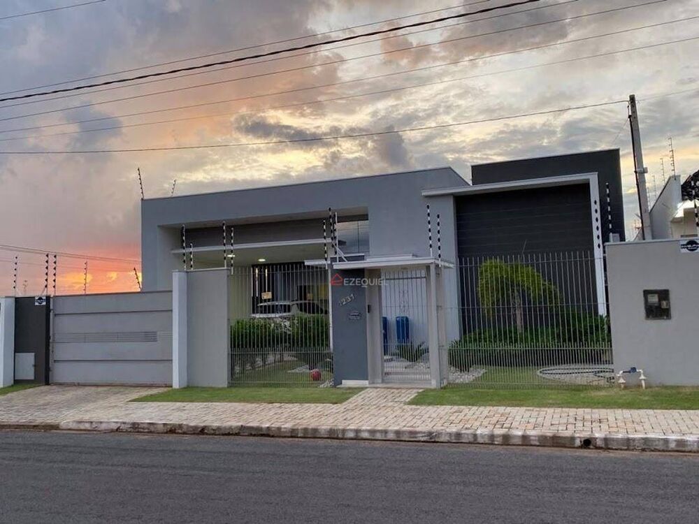 Casa à venda com 3 quartos, 300m² - Foto 1