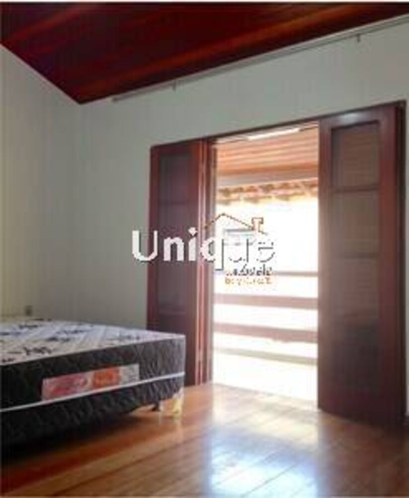 Casa à venda com 3 quartos, 100m² - Foto 4