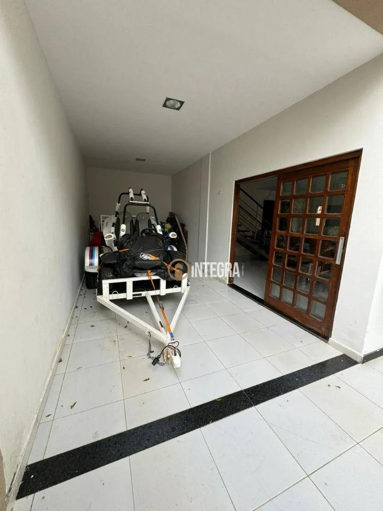 Casa, 4 quartos, 258 m² - Foto 2