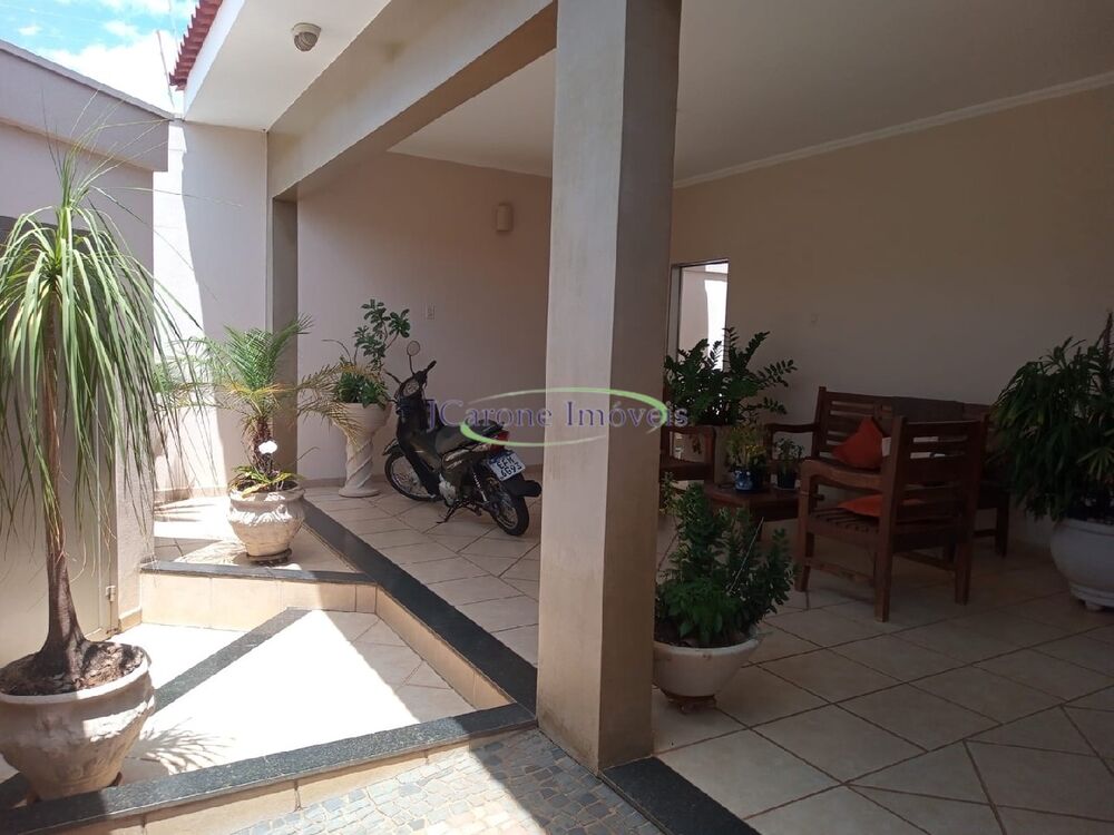 Casa à venda com 3 quartos, 220m² - Foto 1