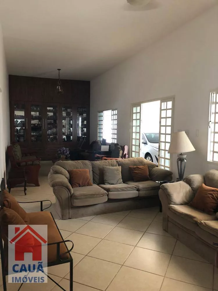 Casa à venda com 3 quartos, 250m² - Foto 1