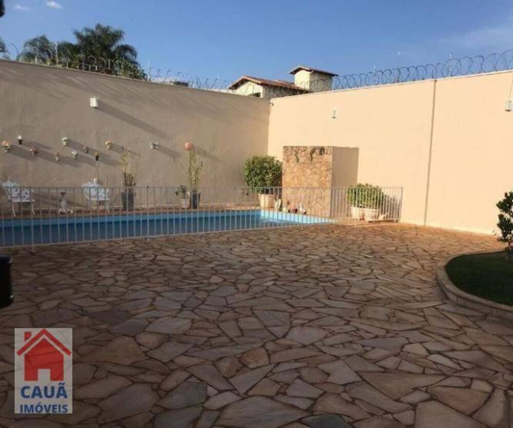 Casa à venda com 3 quartos, 282m² - Foto 1