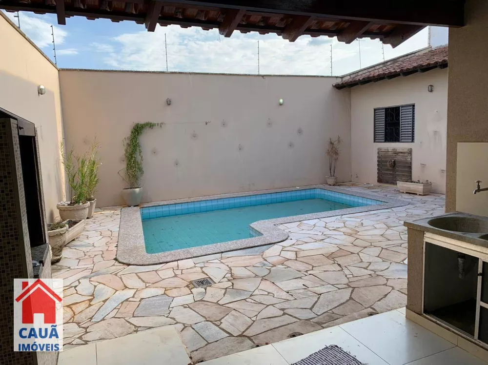 Casa à venda e aluguel com 3 quartos, 240m² - Foto 1