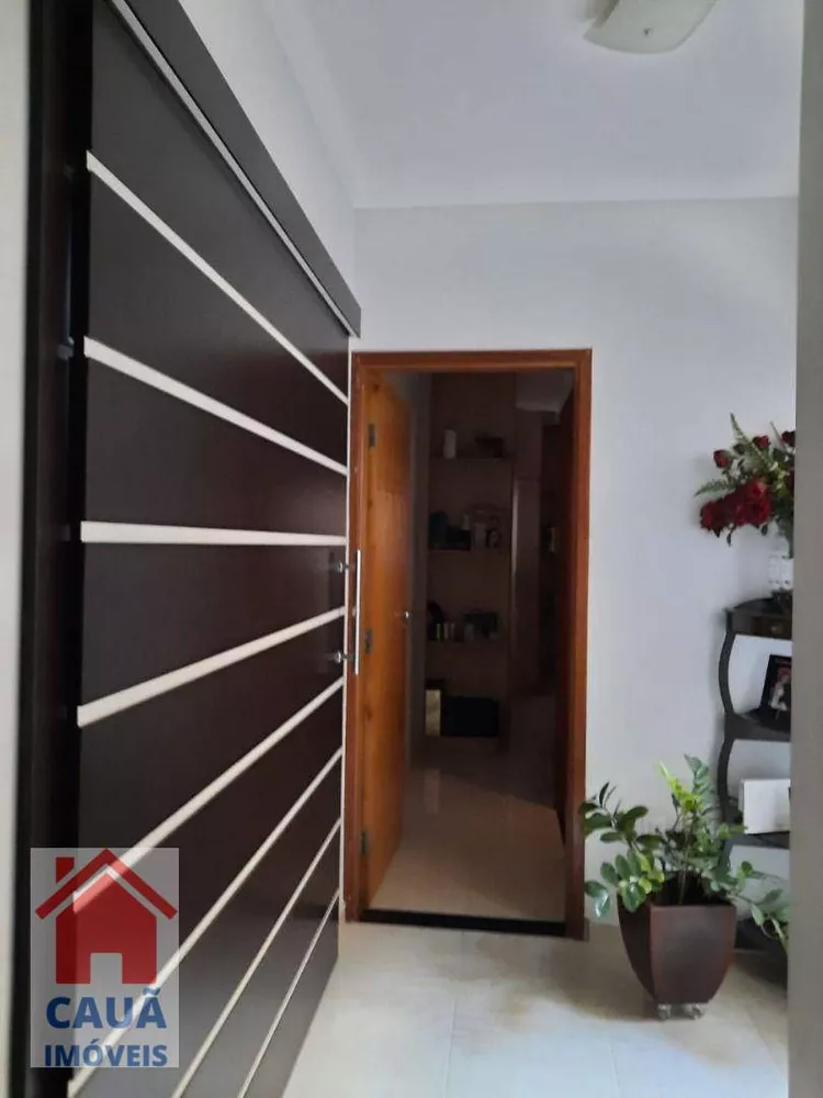 Casa à venda com 3 quartos, 181m² - Foto 1