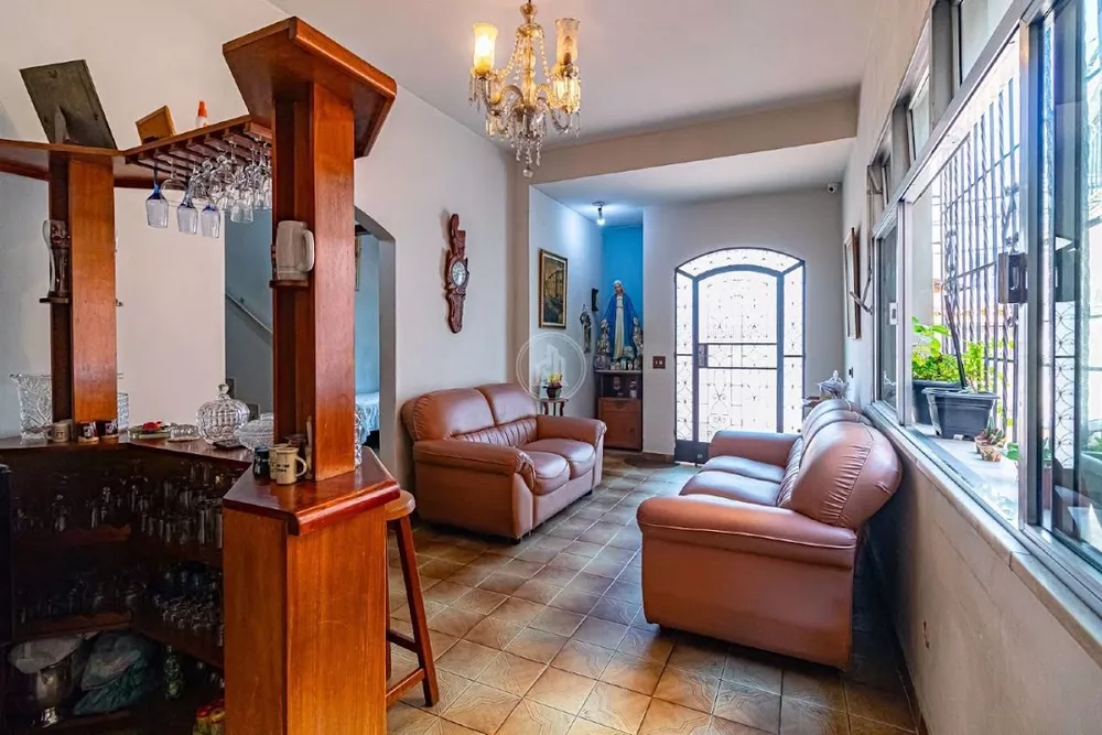 Casa à venda com 6 quartos, 200m² - Foto 2