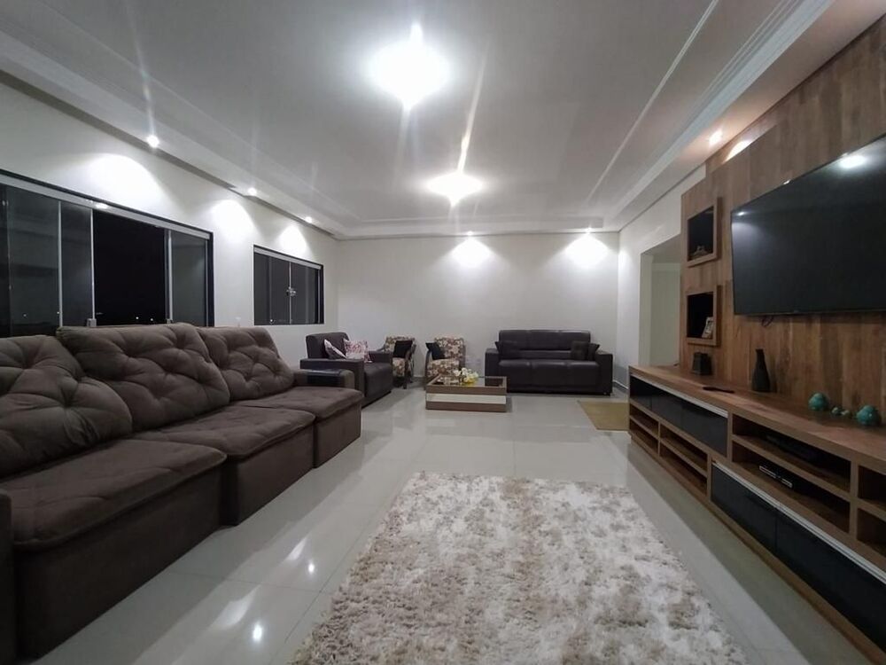 Casa à venda com 3 quartos, 315m² - Foto 1