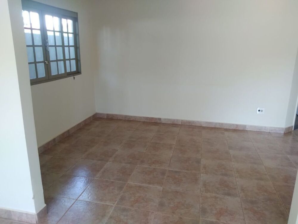 Casa à venda com 3 quartos, 227m² - Foto 1