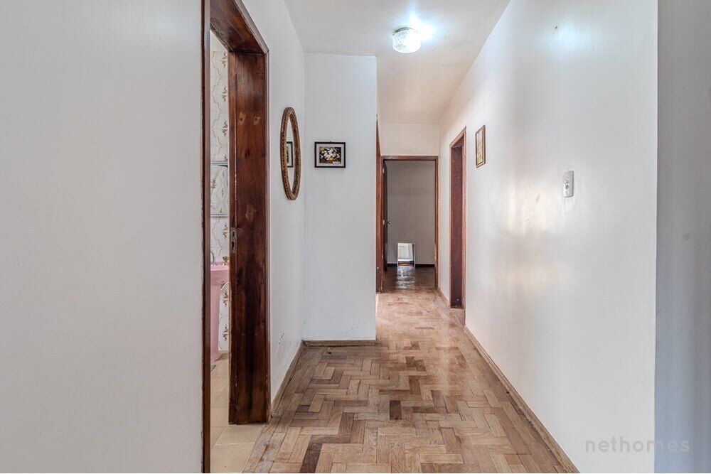 Casa à venda com 6 quartos, 210m² - Foto 2