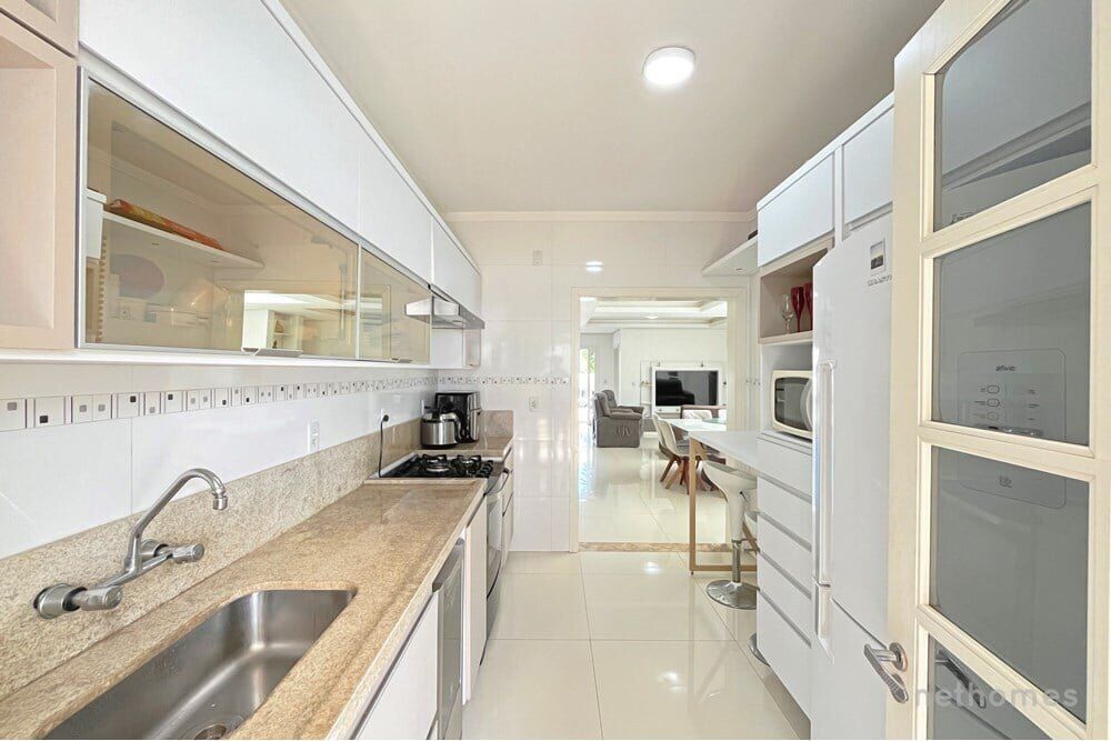 Casa à venda com 3 quartos, 210m² - Foto 1
