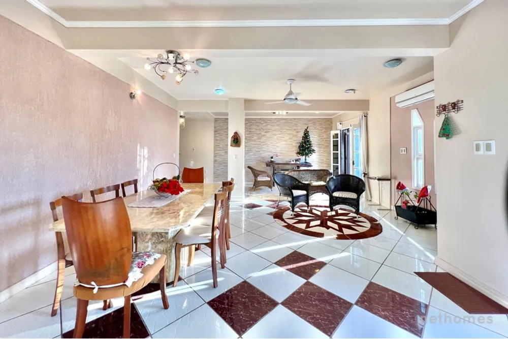 Casa, 3 quartos, 241 m² - Foto 1
