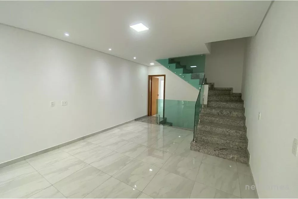 Casa à venda com 3 quartos, 220m² - Foto 1