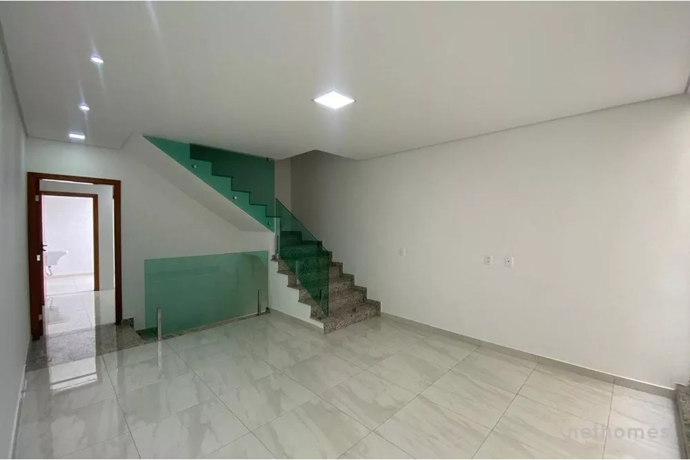 Casa à venda com 3 quartos, 220m² - Foto 2