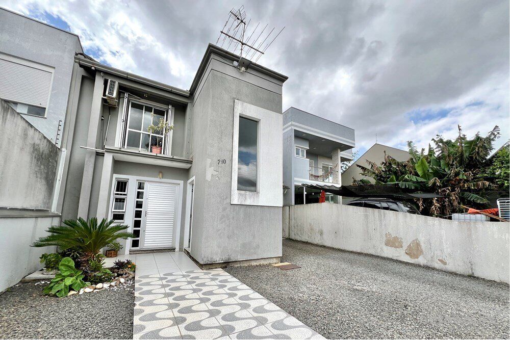 Casa à venda com 4 quartos, 227m² - Foto 1