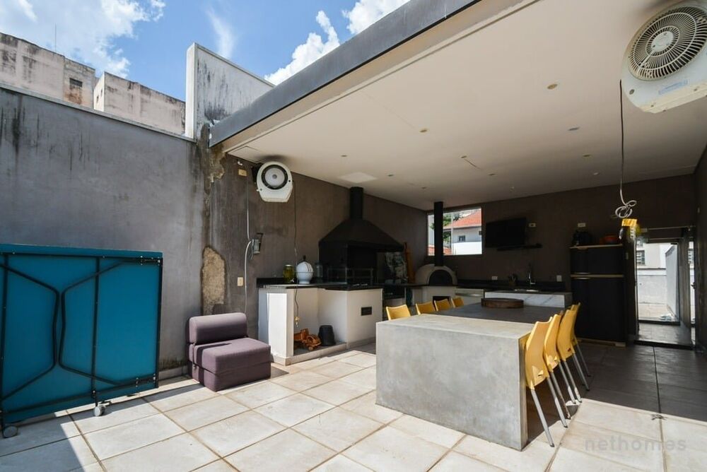 Casa à venda com 4 quartos, 214m² - Foto 1
