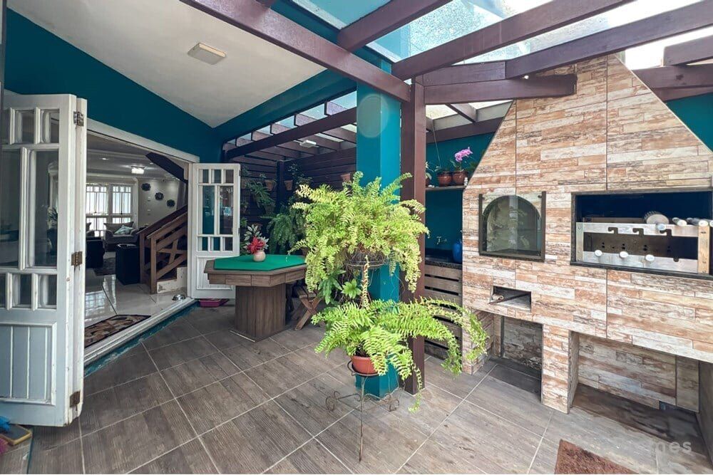 Casa à venda com 4 quartos, 300m² - Foto 1