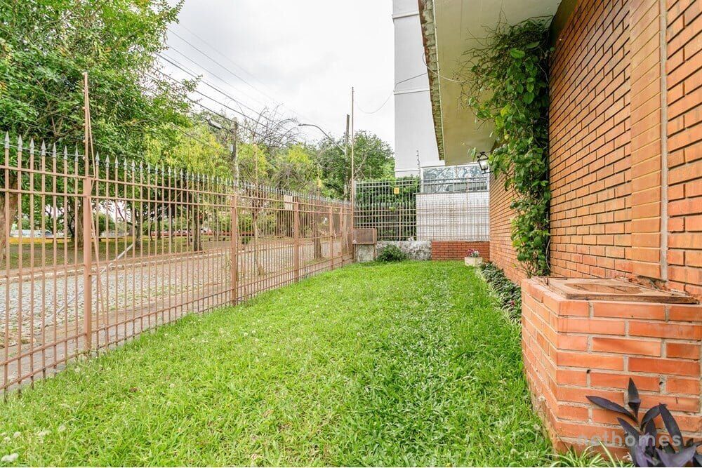Casa à venda com 3 quartos, 214m² - Foto 1