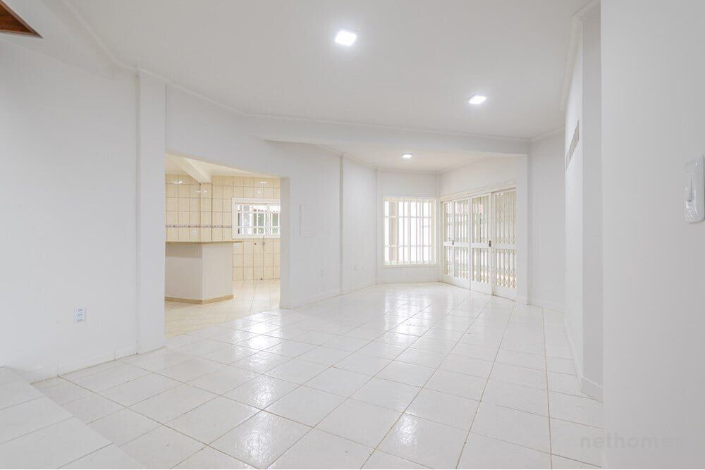 Casa à venda com 4 quartos, 378m² - Foto 1