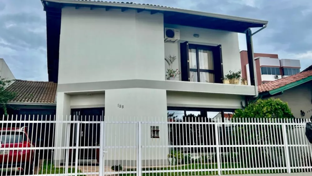 Casa à venda com 4 quartos, 240m² - Foto 1