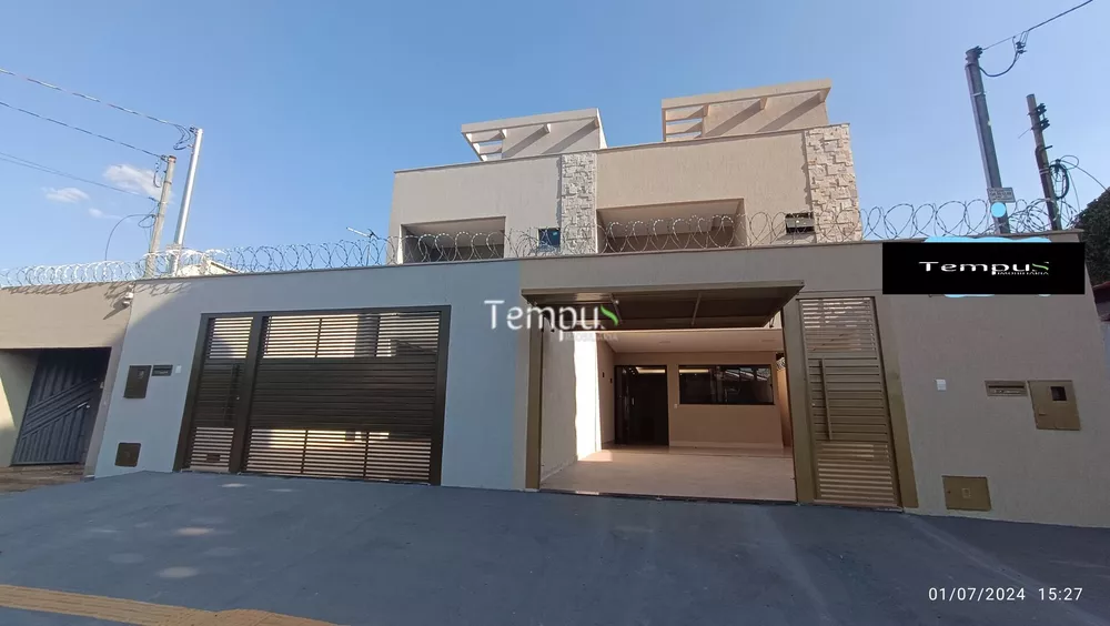 Sobrado à venda com 4 quartos, 235m² - Foto 1