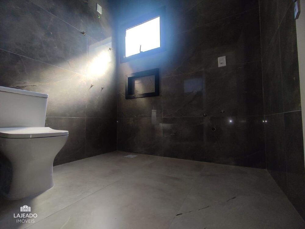 Casa à venda com 3 quartos, 262m² - Foto 1