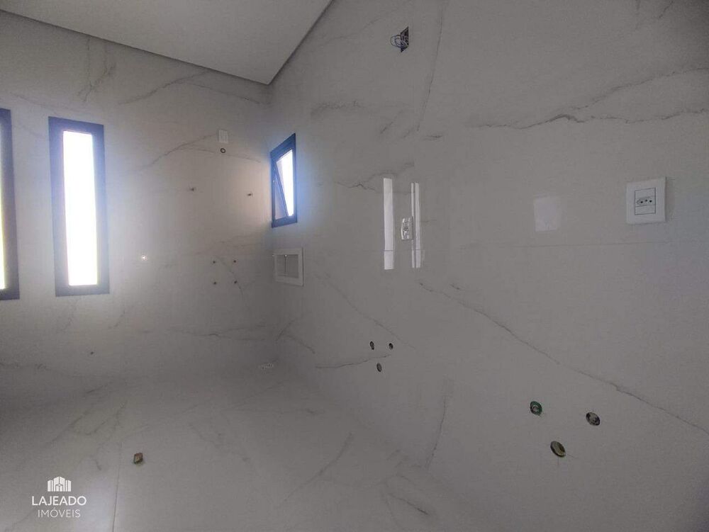 Casa à venda com 3 quartos, 262m² - Foto 2