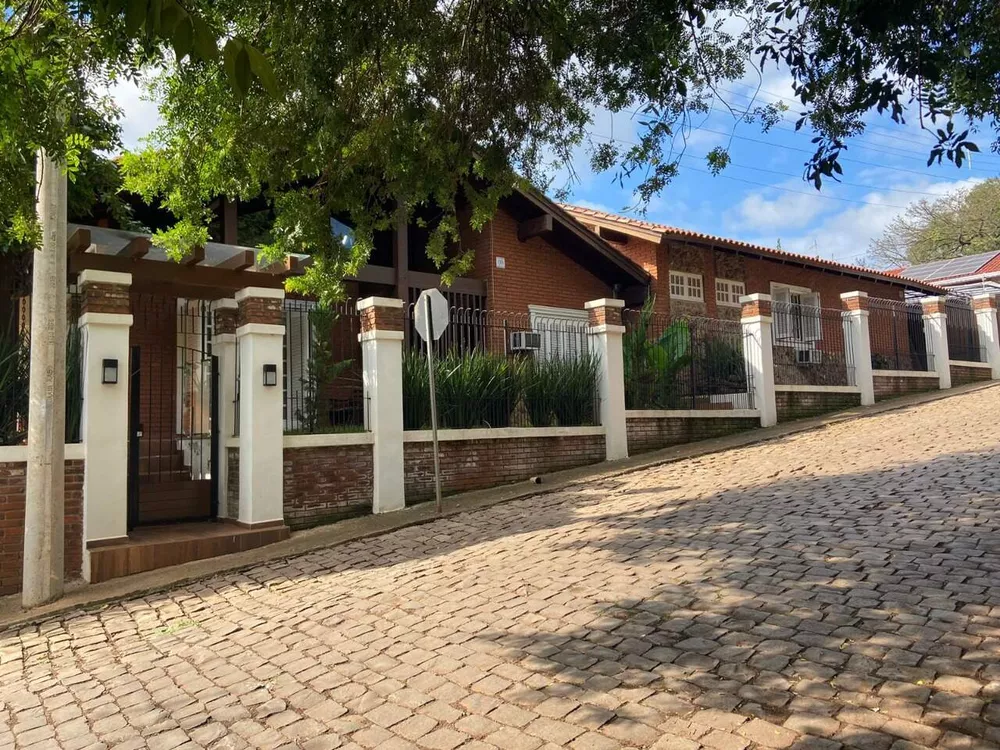 Casa para alugar com 3 quartos, 300m² - Foto 1