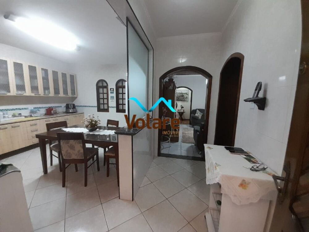 Casa à venda com 3 quartos, 213m² - Foto 1
