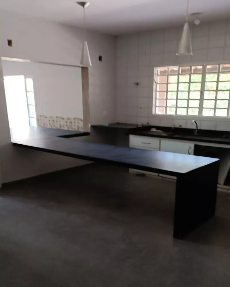 Casa para alugar com 4 quartos, 198m² - Foto 3