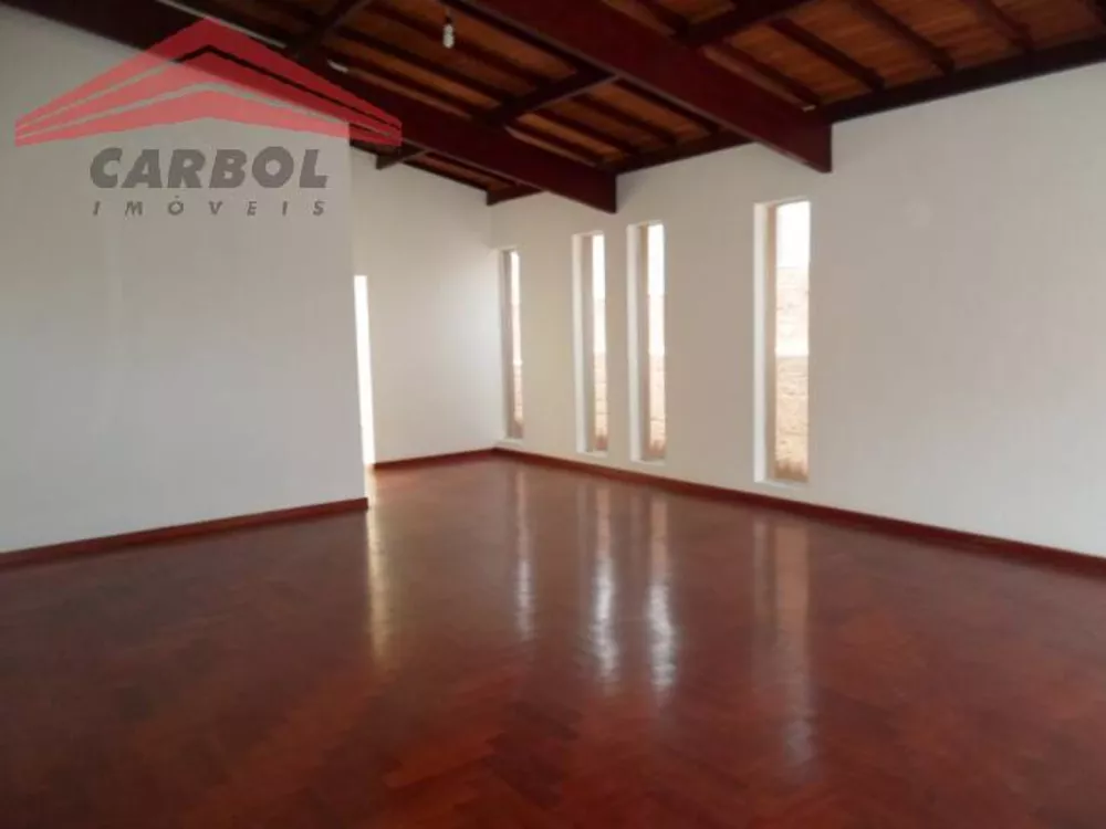 Casa à venda com 3 quartos, 230m² - Foto 1