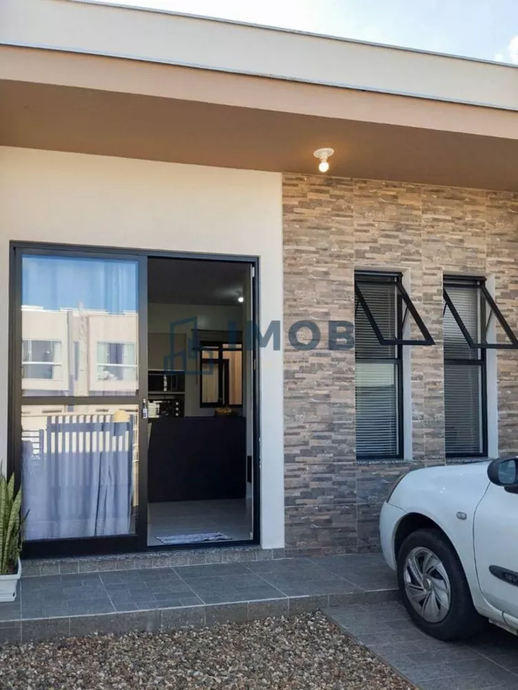 Casa à venda com 2 quartos, 55m² - Foto 2