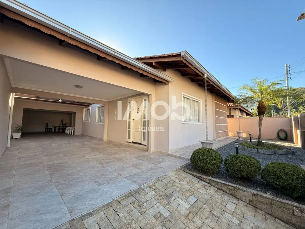 Casa, 4 quartos, 224 m² - Foto 1