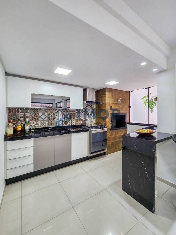 Casa à venda com 3 quartos, 231m² - Foto 1